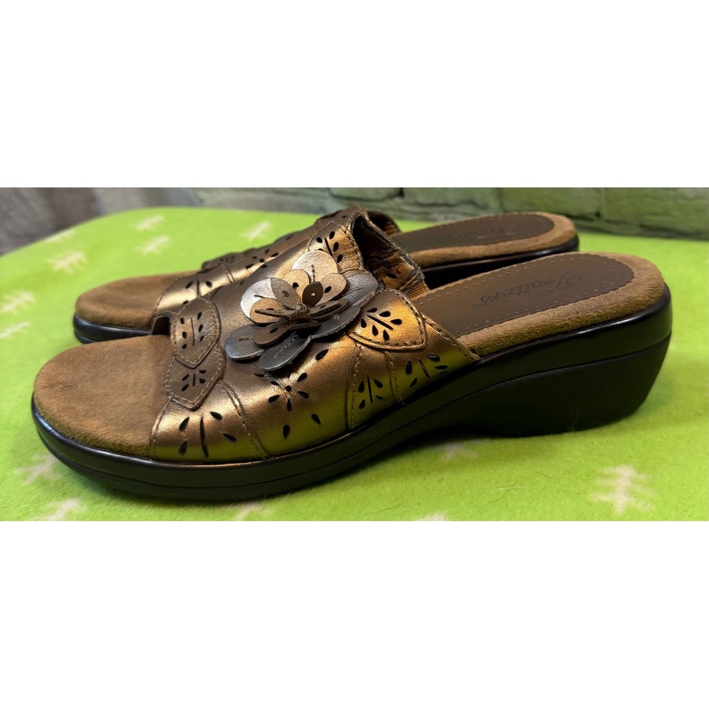 Trotters Gold Metallic Leather Flower Accent Comfort Wedge Sandals size 7.5N
